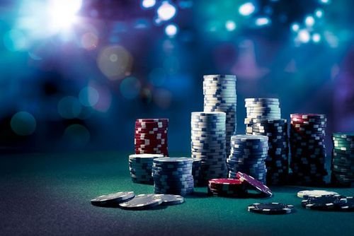 Pengguna menikmati pengalaman bermain live casino melalui perangkat mobile dengan kualitas streaming tinggi dan akses mudah